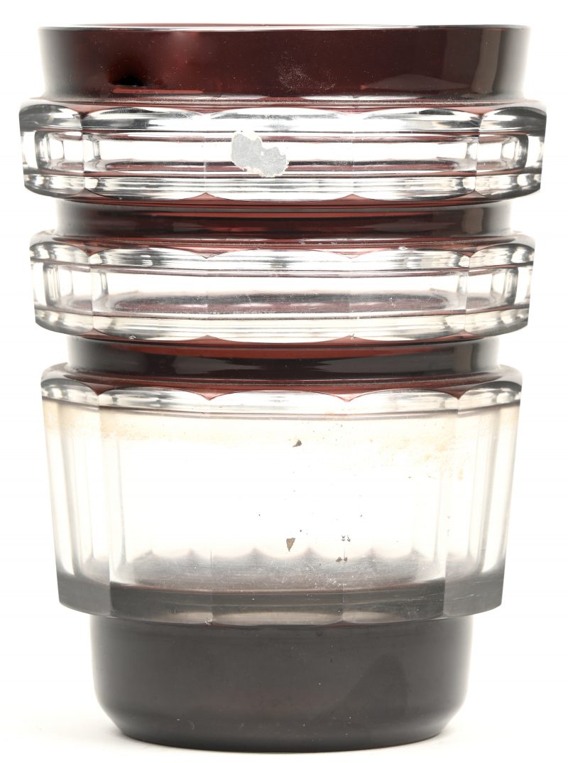 Een art deco vaas van geslepen en deels paars gedubbeld kristal. Restant van label.