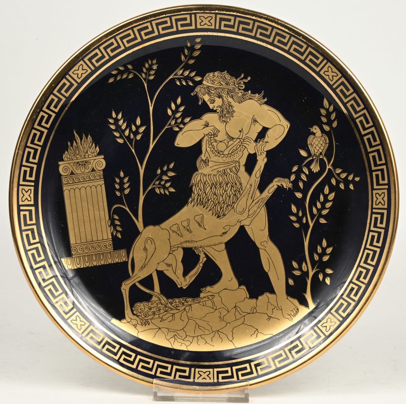Een Grieks aardewerken sierbord met afbeelding van Hercules die een leeuw verslaagt. Rhodos.