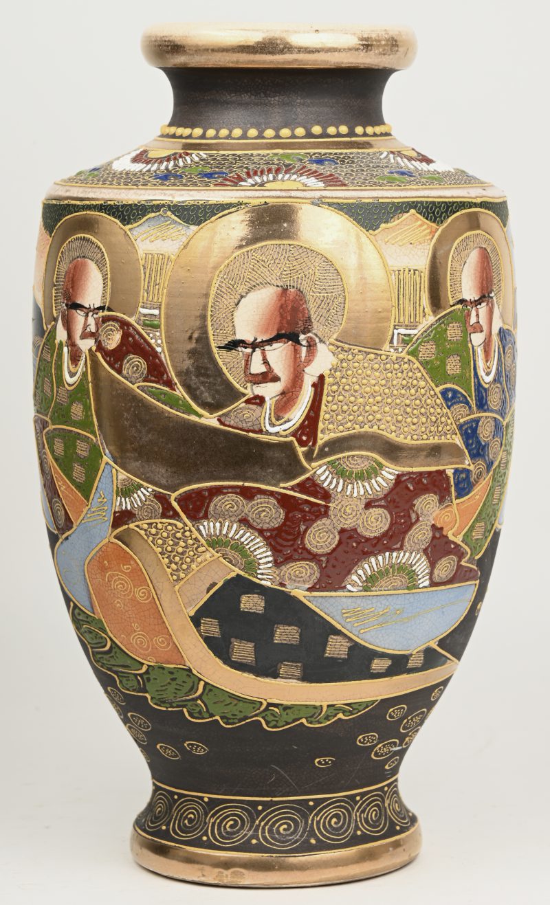 Een vaas van Satsuma-aardewerk. Gemerkt onderaan.