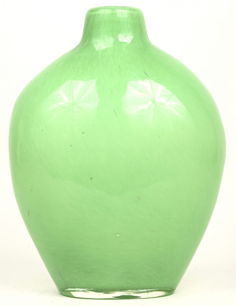 Een flesvaas van groen glaspasta.