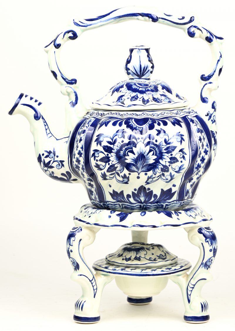 Een blauw-wit aardewerken theepot op komfoor, versierd met Delfts decor. Gemerkt.