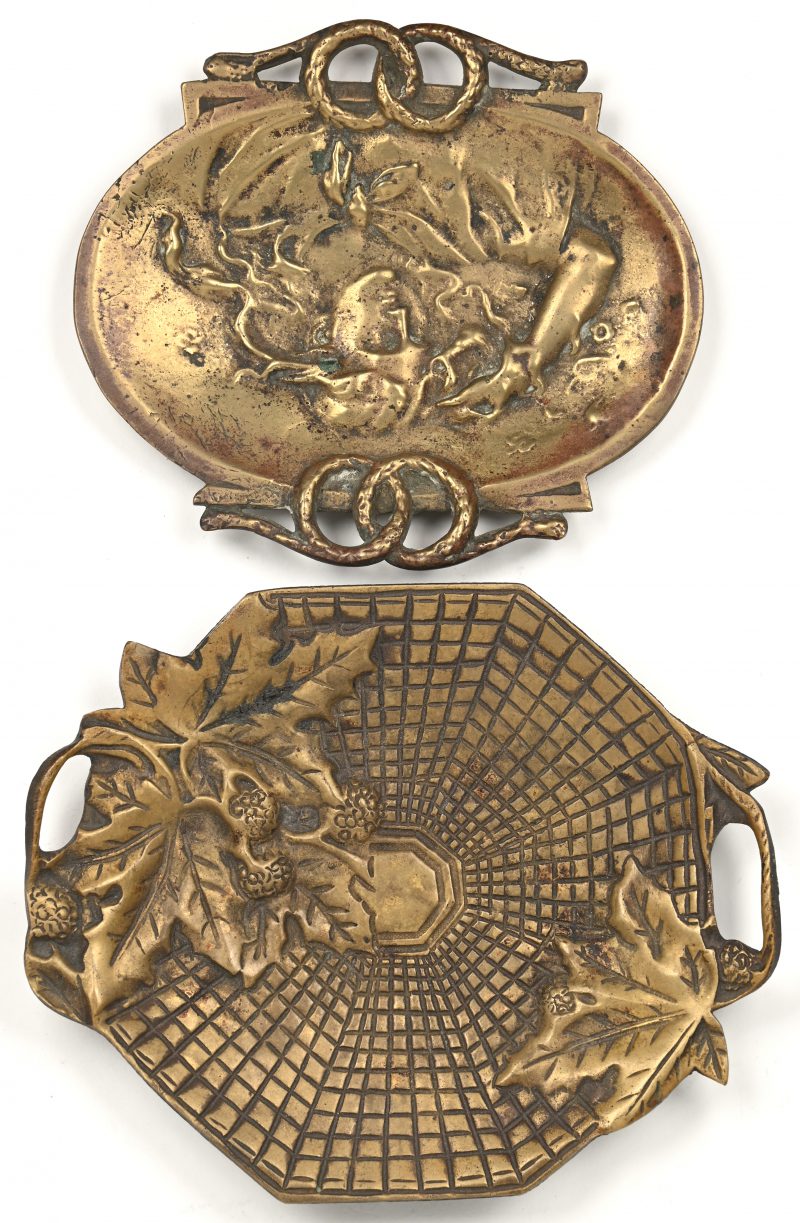 Twee bronzen vide-poches, waarbij één meet beeltenis van een meisje en één met kastanjebladeren. Begin XXe eeuw.