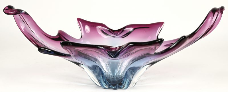 Een vaas van paars en blauw Italiaans glas.
