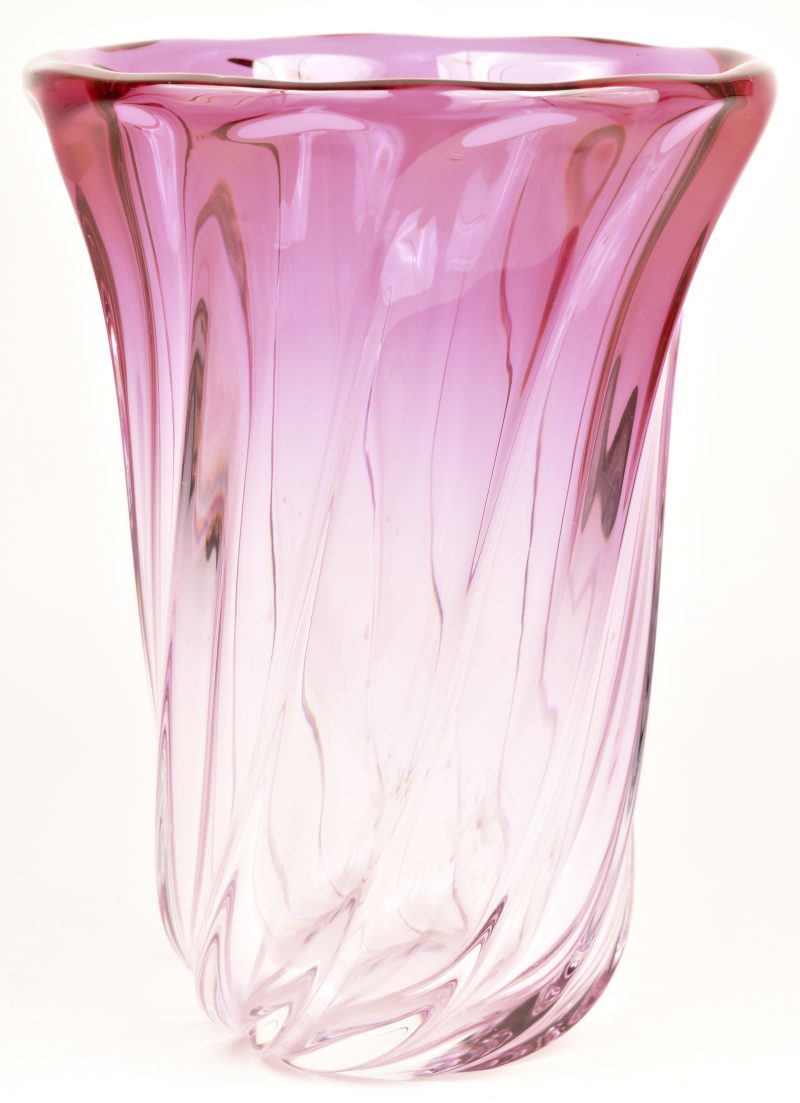 Een vaas van roze gekleurd kristal met getorste ribben. Gemerkt.