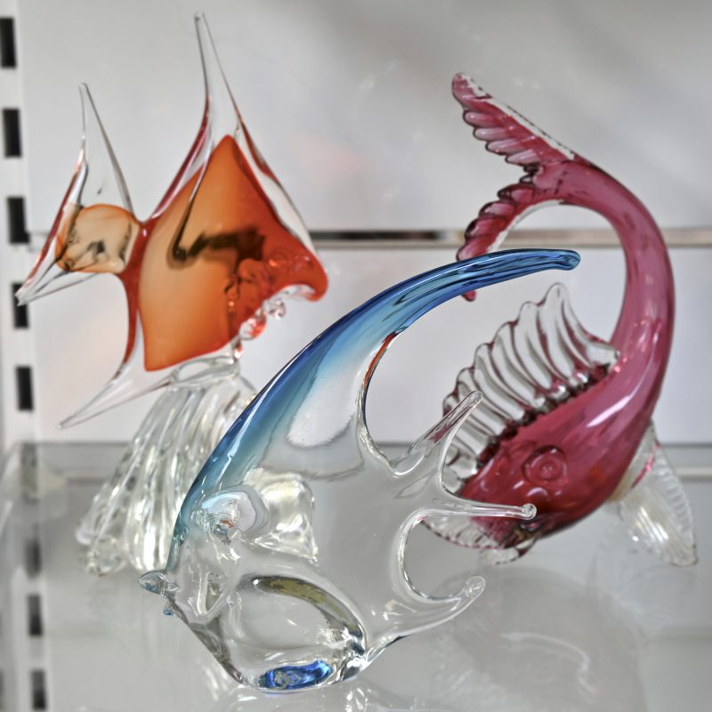 Drie vissen van gekleurd Muranoglas.