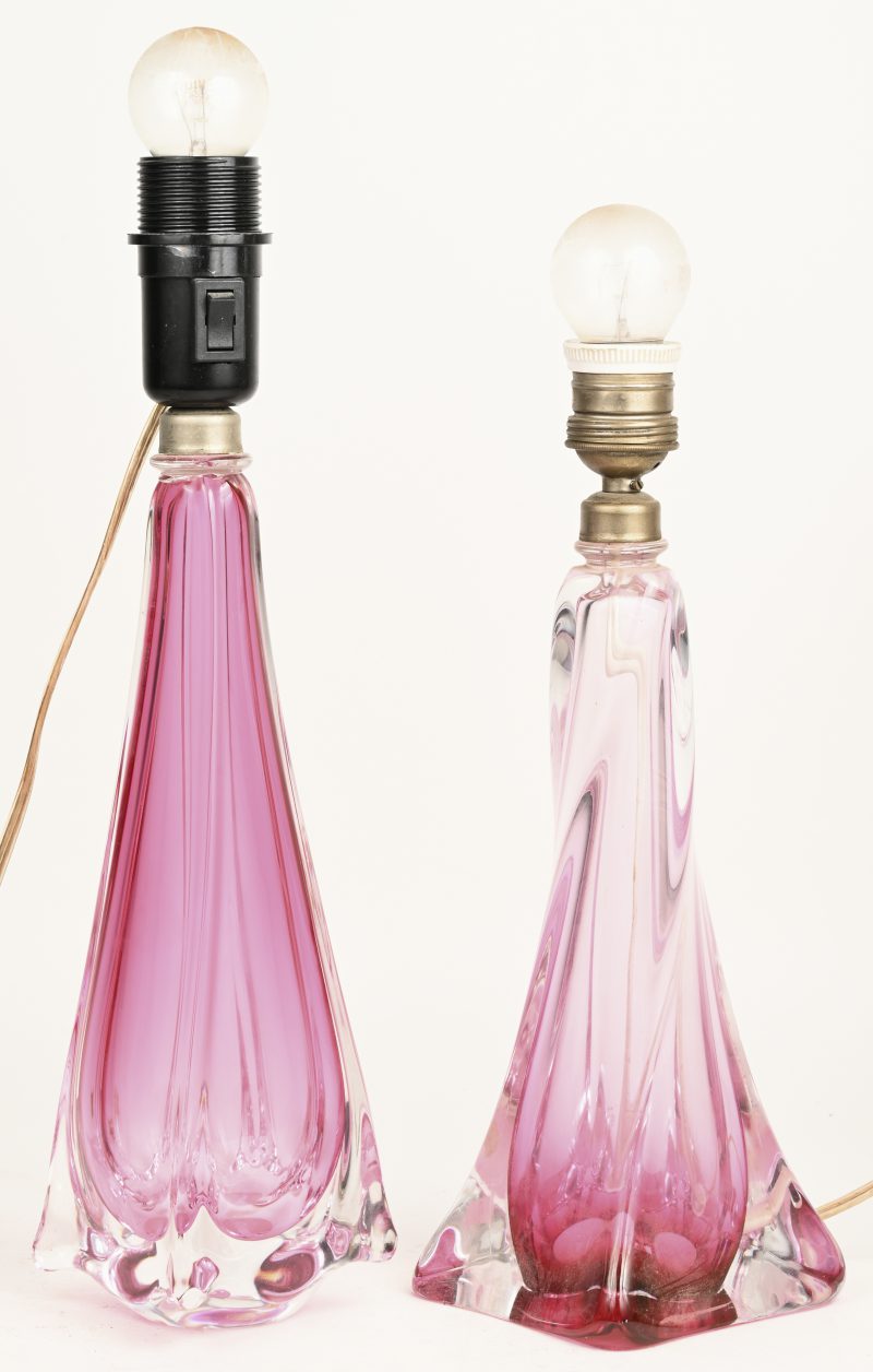 Twee lampenvoeten van van roze kristal. Beide gemerkt onderaan.