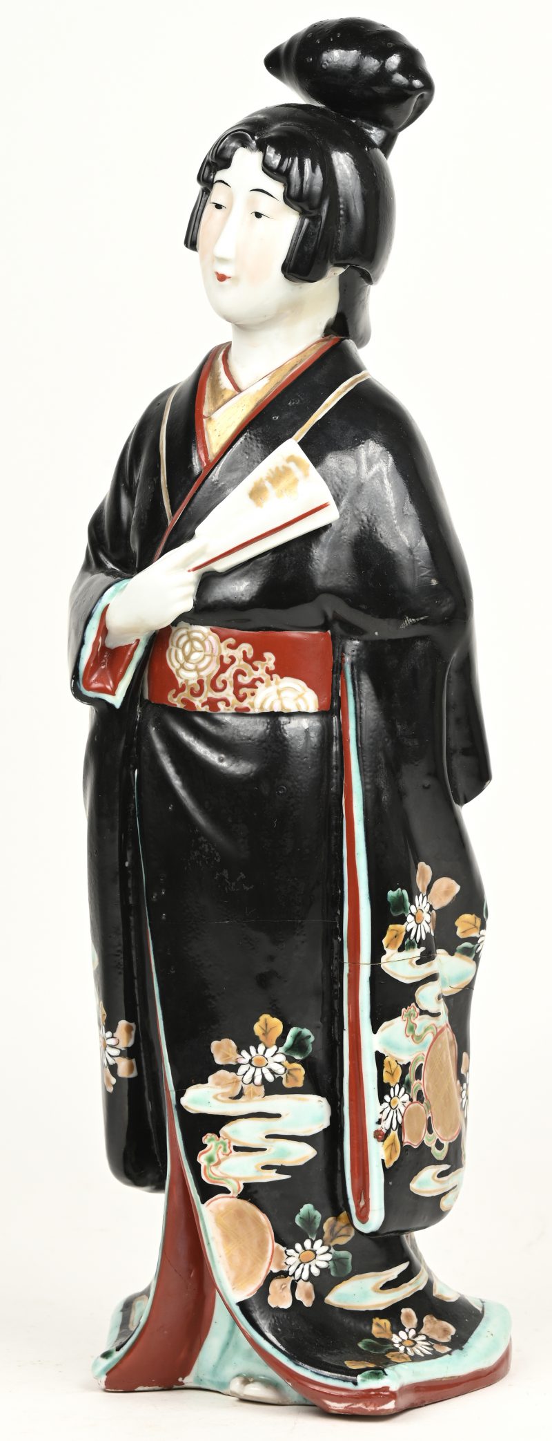 Een geisha van meerkleurig porselein. Gebarsten in het midden.