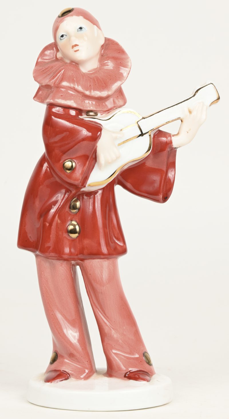 “Pierrot met gitaar”. Een meerkleurig porseleinen beeldje. Gaaf.
