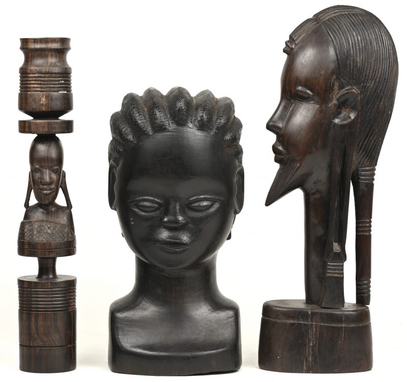 Drie Afrikaanse houten beelden.