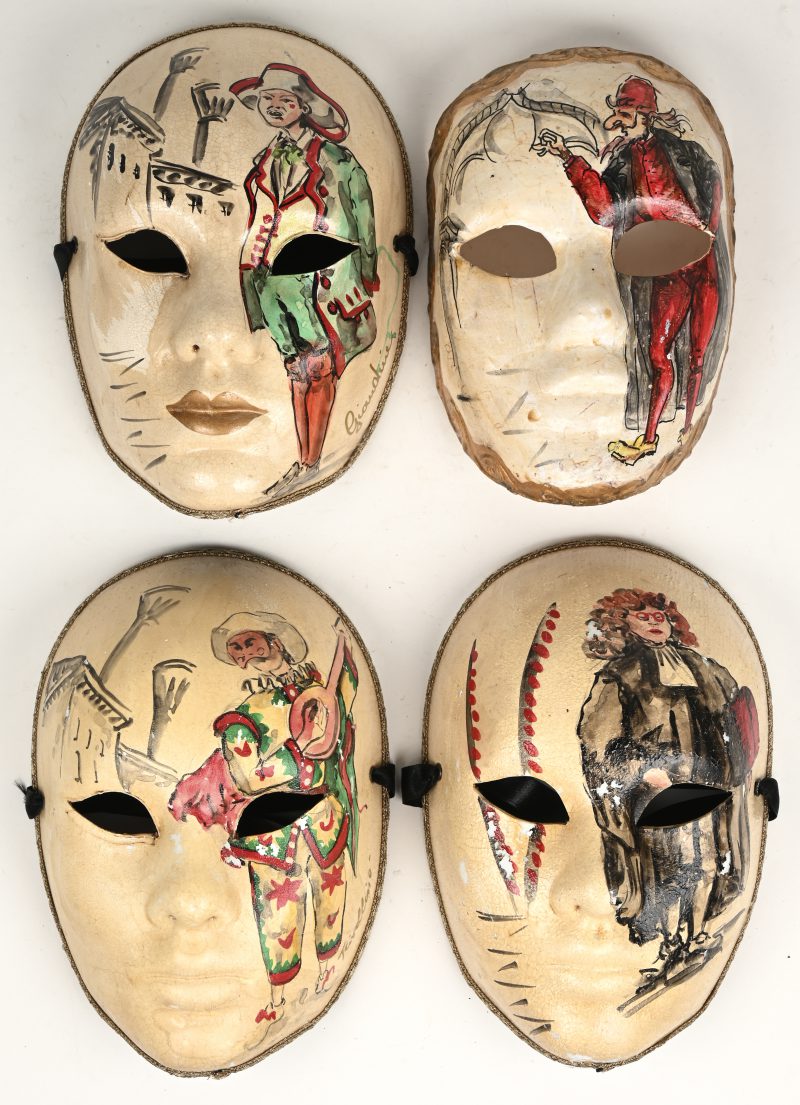 Vier handbeschilderde Italiaanse maskers.