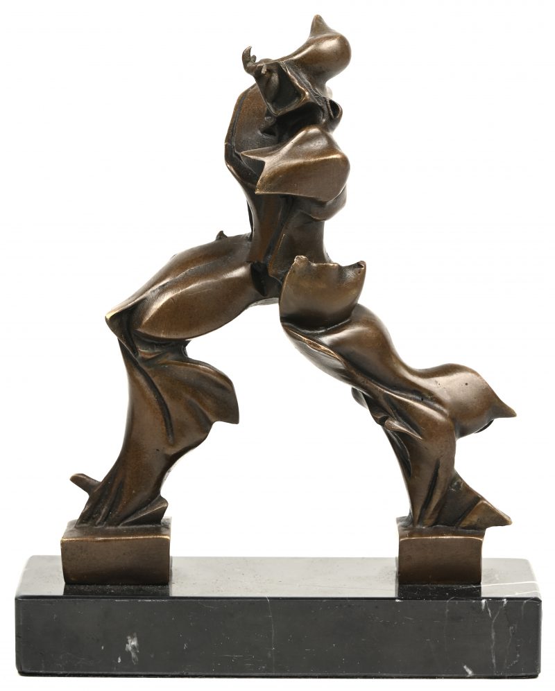 “Unique Forms of Continuity in Space”. Een futuristisch bronzen kunstwerkje naar het werk van Umberto Boccioni. Met gieterijstempel en nummer.
