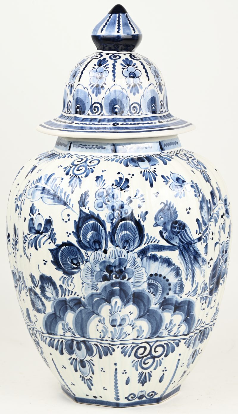 Een zeshoekige dekselvaas van Delfts aardewerk met een blauw op wit decor.