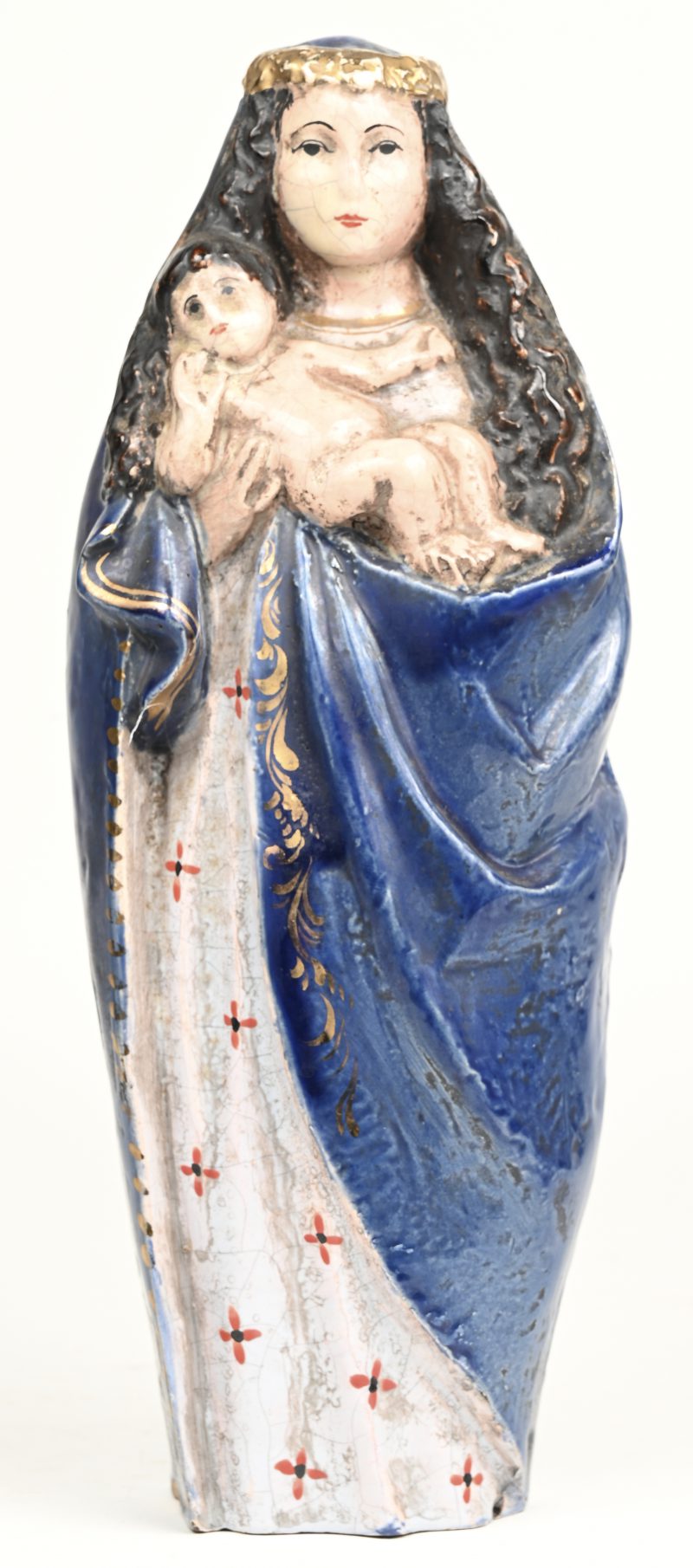 Een Madonna met kind van meerkleurig geglazuurd wit terracotta.