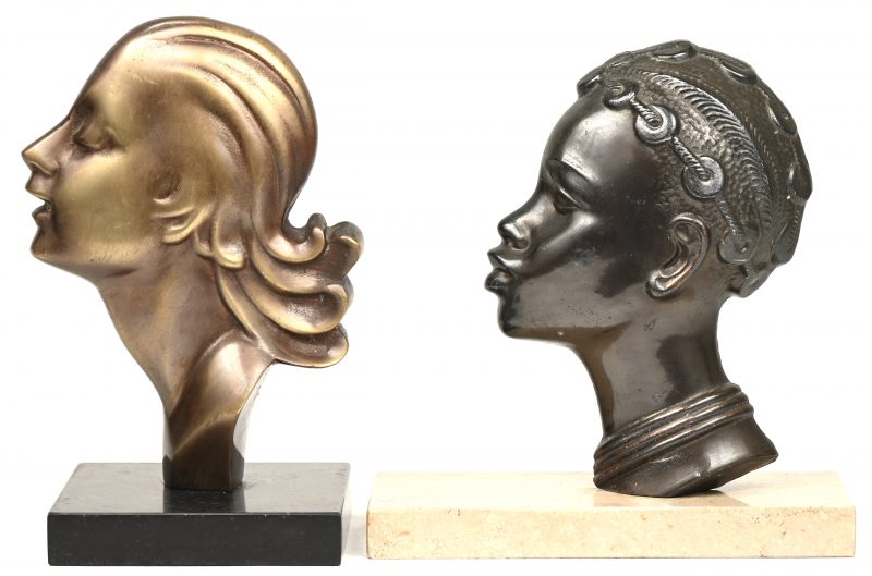Twee Art Deco bronzen damesprofielen op resp. arduinen en travertijnen sokkel.