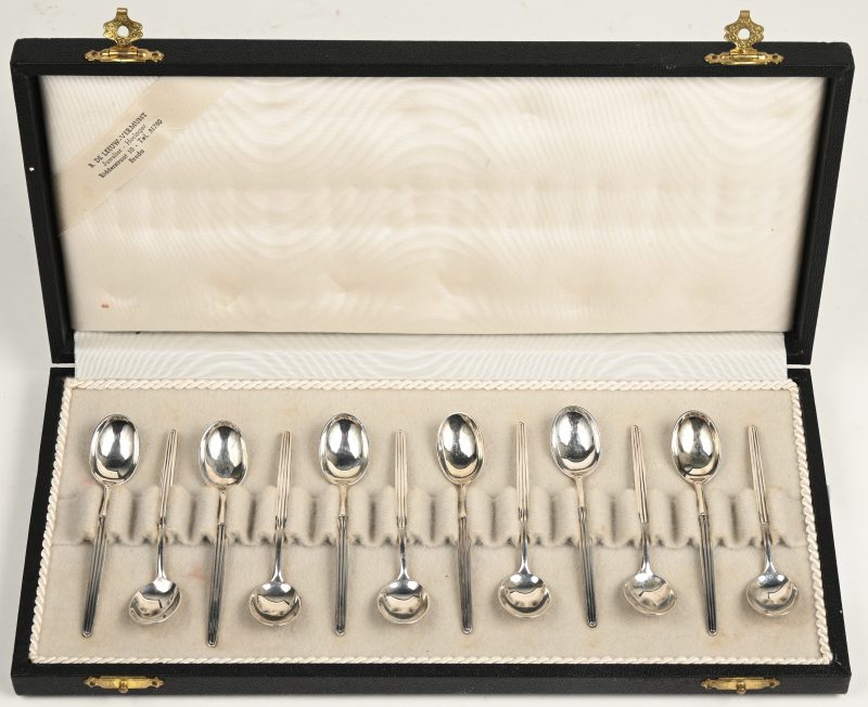 Een serie van twaalf zilveren mokkalepeltjes. Nederlandse keuren. In etui. 80 g