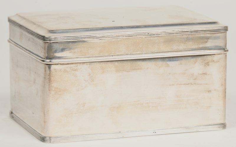 Een rechthoekige zilveren doos. Hollandse keur, tweede gehalte. 465 g.