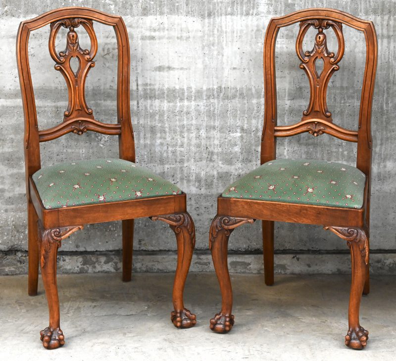 Een paar Engelse notenhouten stoelen. Klauwpoten en mooi gebeeldhouwde rug.