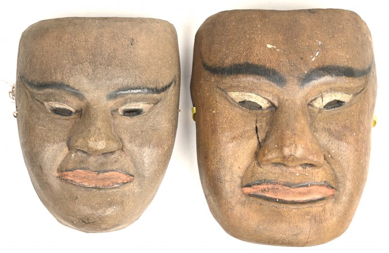Twee Balinese maskers van gebeeldhouwd en geplochromeerd hout.
