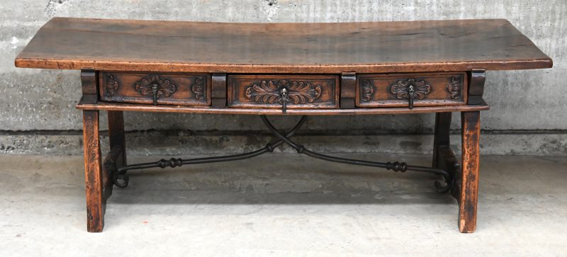 Lage, rechthoekige  Spaanse tafel op  vier poten met gechantourneerde H-verbinding en smeedijzeren kruisverbinding. XIXde eeuw.