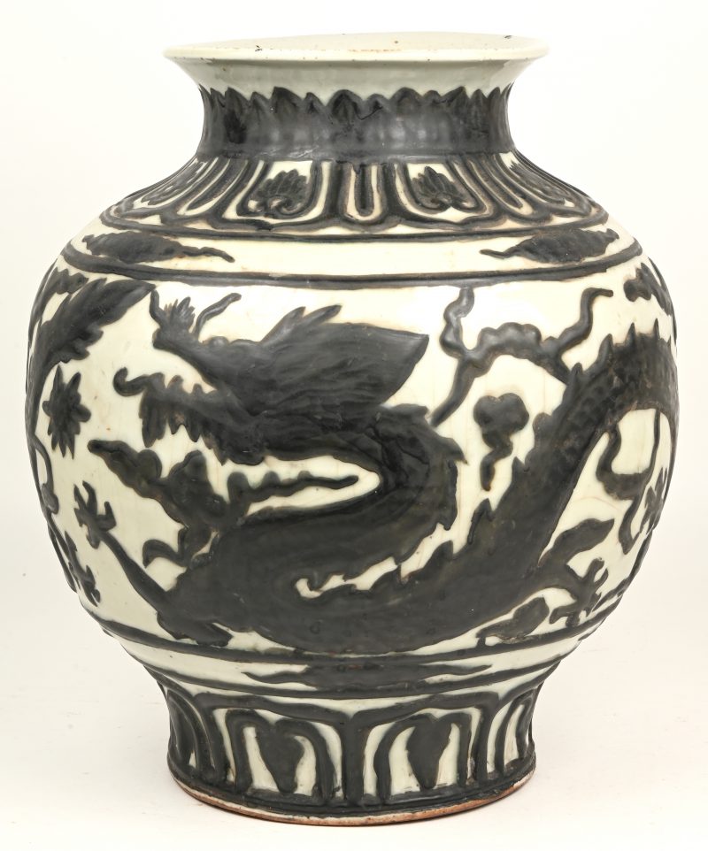 Een antieke vaas van grijsblauw geglazuurd Chinees porselein. De bolle buik versierd met twee draken. Bodem met een sterretje.