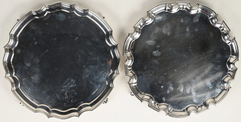 Twee massief zilveren schotels met gechantourneerde randen in Georgian stijl. Keuren van Sheffield, de ene door William Hutton & Sons Ltd, datumletter I voor 1926, de andere door S.B. Ltd, datumletter S voor 1935.