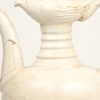 Een monochroom wit aardewerken kruik in de vorm van een vogel, hersteld aan tuit en oor. Centraal-Amerikaans.