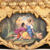 Een schouwpendule in Rococo stijl. Verguld hout en plaaster. Met handgeschilderd romantisch tafereel. In werkende staat. Gerestaureerd en herverguld.