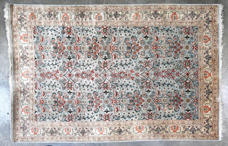 Een handgeknoopt zijden tapijtje