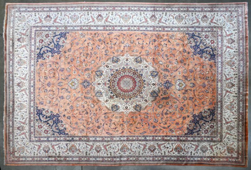 Een handgeknoopt Perzisch tapijt van zijde. Eerste kwaliteit, 1.000.000 knopen per vierkante meter.