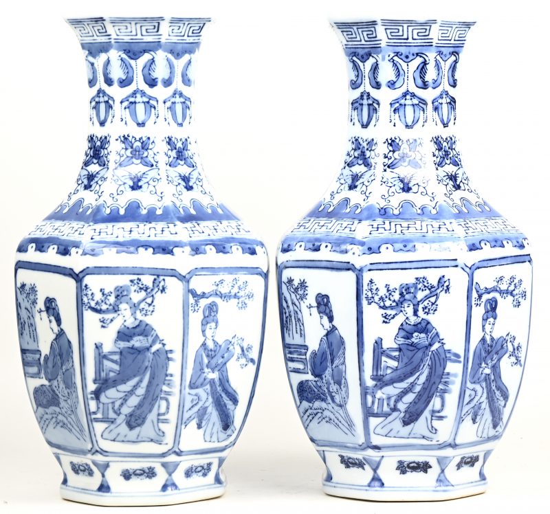 Een paar zeskantige vazen van blauw-wit Chinees porselein met een decor van lange lijzen. Onderaan gemerkt.