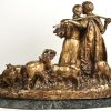“Pastorale scène”. Een goudgepatineerd bronzen beeldengroep op groen marmeren sokkel. Gesigneerd.