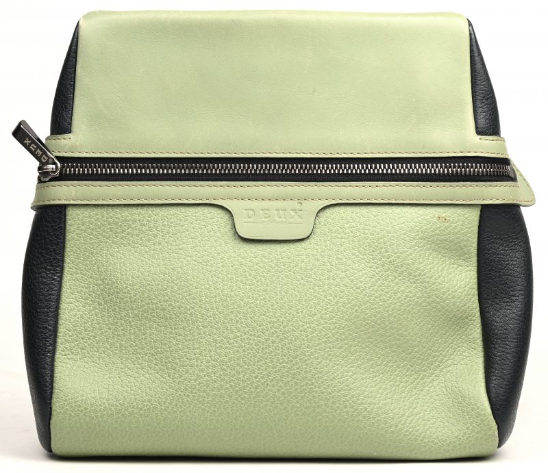Een handtas/ rugzakje van groen en zwart leder.