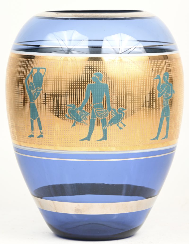 Een vaas van blauw Booms glas met antiek-Egyptisch geïnspireerde figuren in een veegulde fries.
