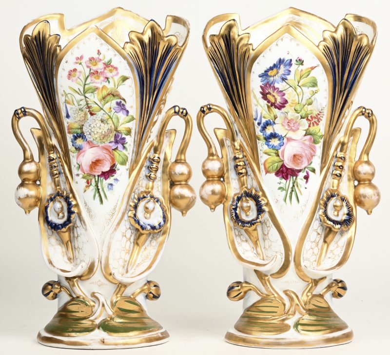 Een paar vazen van meerkleurig en verguld Brussels porselein, versierd met handgeschilderde bloemendecors.