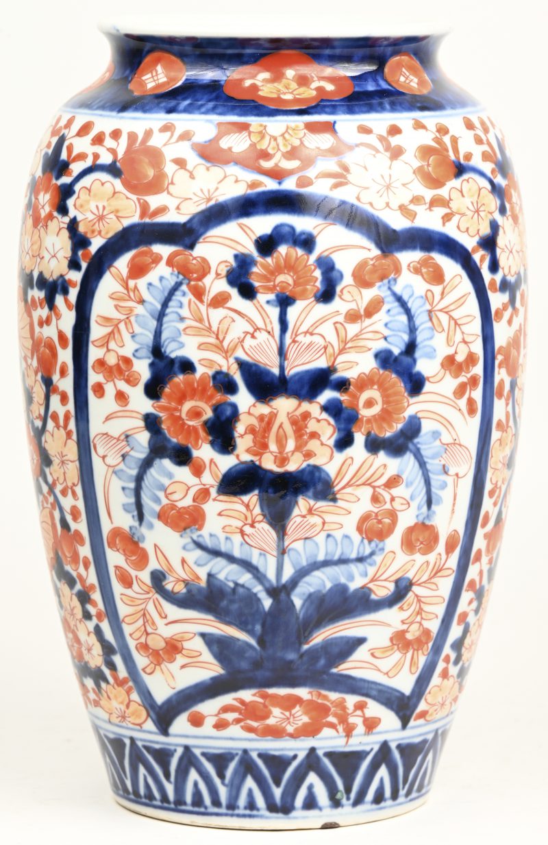 Een vaas van Imariporselein met bloemendecor. XIXe eeuw.