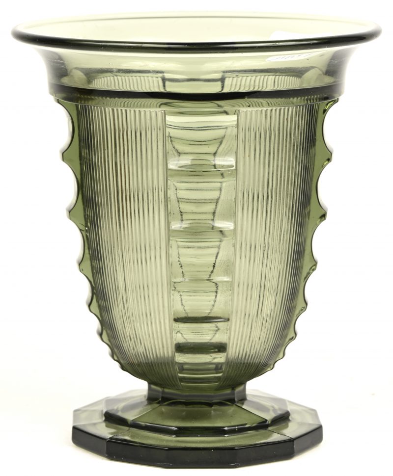 Een art deco vaas van olijfgroen glas. Model Picardie, 1935. Gemerkt.