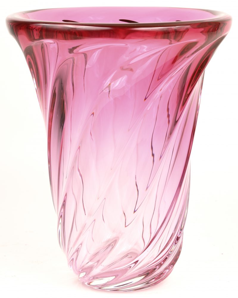 Een vaas van rood gedubbeld kristal met getorste ribben. Gemerkt.