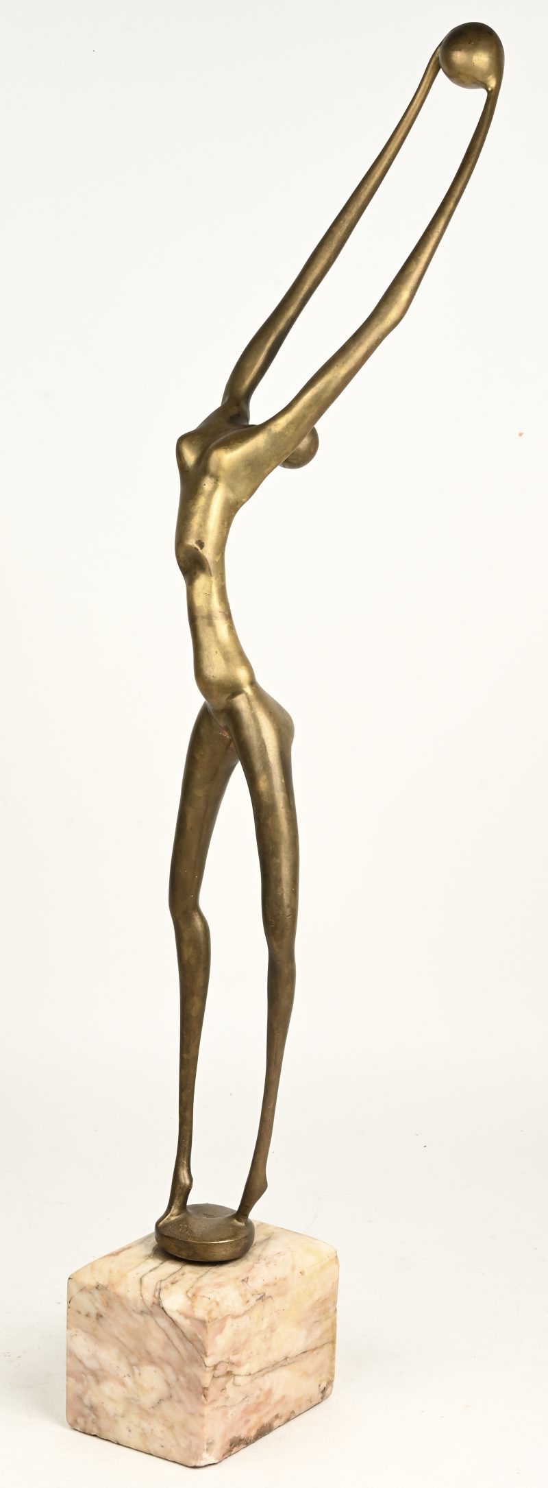“Dancer with ball.” Bronzen beeld, met wit-marmeren sokkel. In de voet getekend en genummerd 44/100.