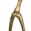 “Dancer with ball.” Bronzen beeld, met wit-marmeren sokkel. In de voet getekend en genummerd 44/100.