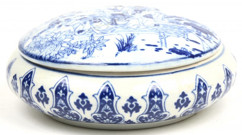 Een porseleinen zalfpot met een blauw op wit Chinees decor. Onderaan gemerkt.
