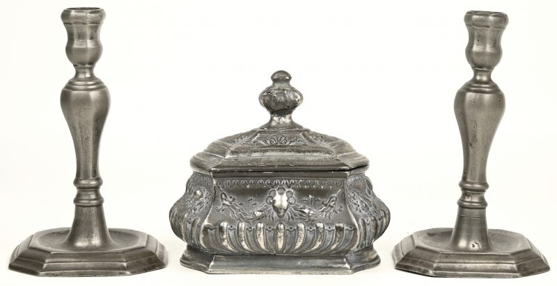 Een lotje antiek tin, bestaande uit een paar Lodewijk XV-kandelaars en een tabakspot, periode Régence, met Hollands viermerk.