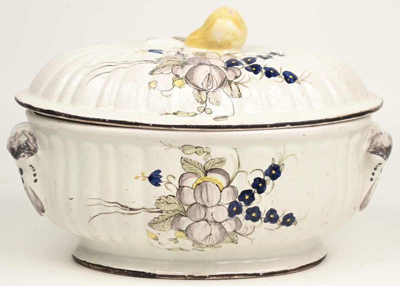 Een Frans aardewerken terrine, versierd met bloemendecor en een peer als dekselknop. XVIIIe eeuw.