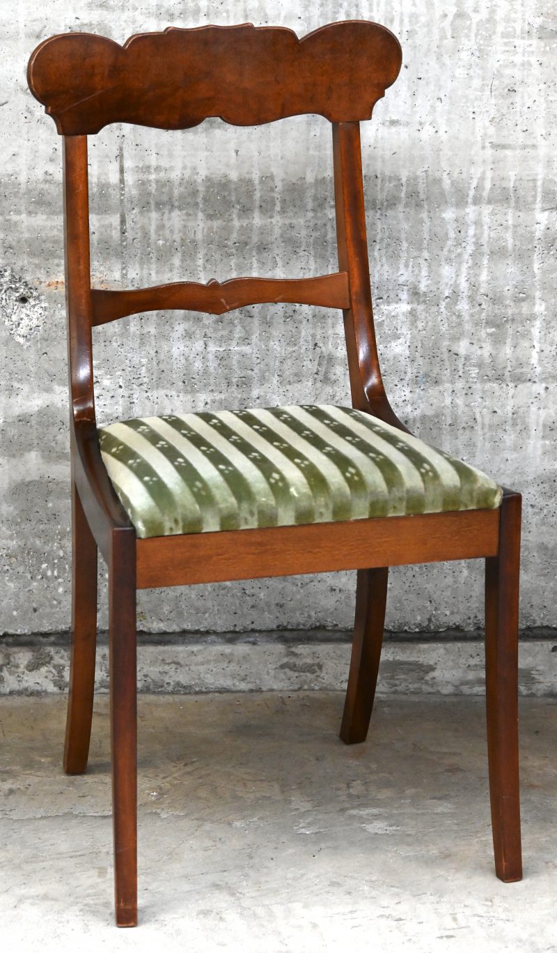 Een stoel met groene bekleding. Mahoniehout, Victoriaanse stijl.