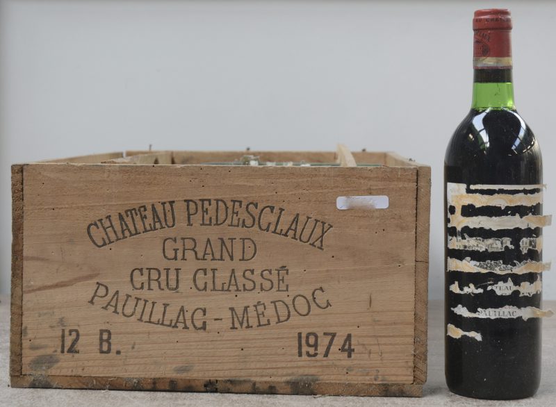Ch. Pedesclaux Grand Cru Classé 1974. 10 flessen in hun kist. Goede niveaus, etiketten in slechte staat.
