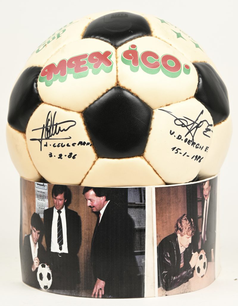 ‘Mexico’ Voetbal uit 1986. Gesigneerd door Jan Ceulemans & Edwin v.d. Bergh. Illustatieve foto van het handtekenen bijgevoegd.