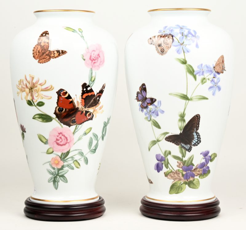 “The meadowland butterfly vase” & “The country garden butterfly vase”. Een paar porseleinen vazen met decors van John Wilkinson. Gemerkt. 1981.