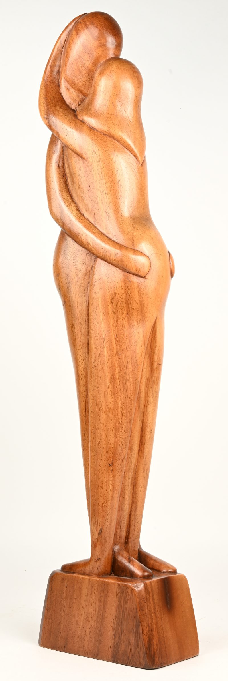 “De omhelzing”. Een houten beeldhouwwerk