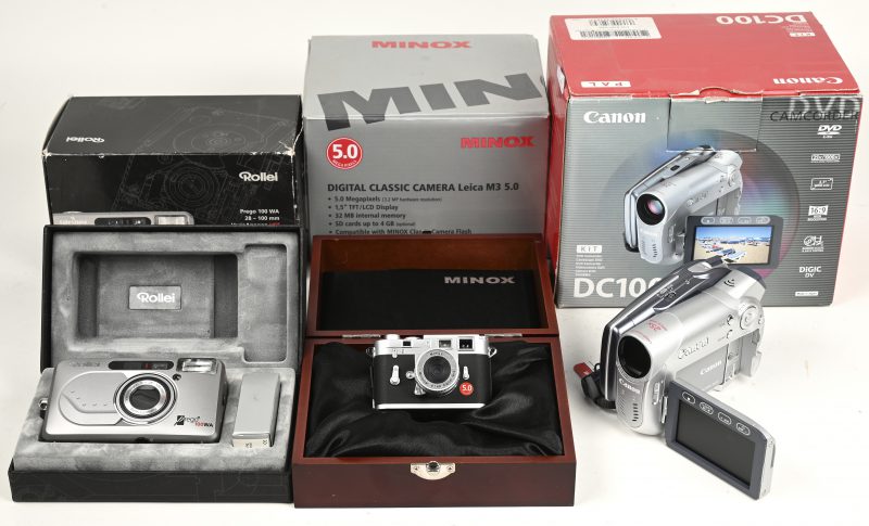 Een lot van drie cameras:- Rollei Prego 100 WA. In originele doosjes en met lederen tasje.- Canon DC 100 mini-DVD camcorder. Nieuwstaat in originele doos. - Digita classic camera Leica M3 5.0 mp by Minox