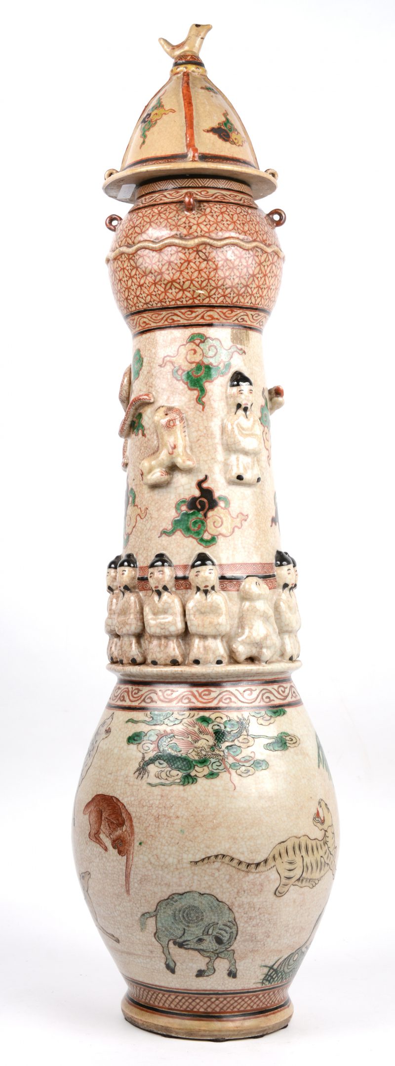 Een merkwaardige hoge dekselvaas van gecraqueleerd Chinees aardewerk, versierd met een meerkleurig decor van dieren en personages, waarbij enkele in reliëf. Vogeltje op het deksel gerestaureerd.