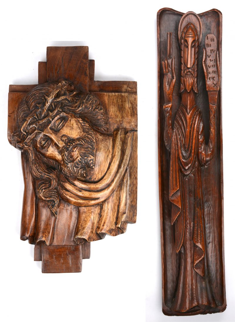 Twee gebeeldhouwde houten wandreliëfs, waarbij een met voorstelling van Christus en één met voorstelling van Mozes met de tien geboden.